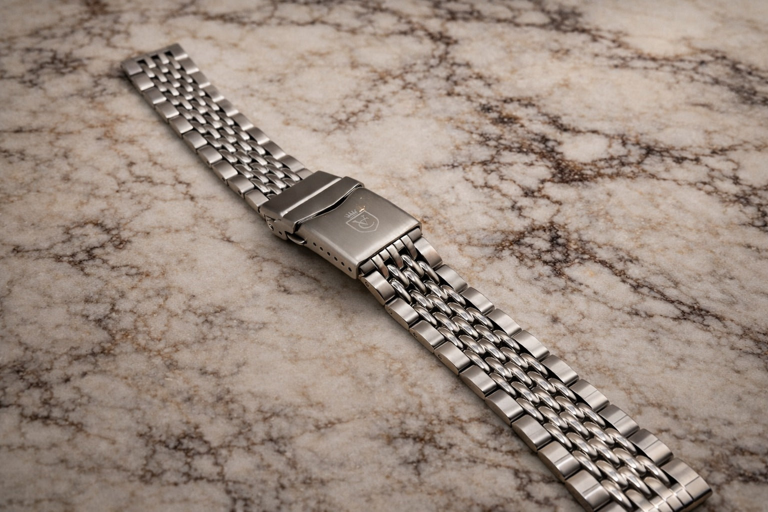 Goma steel watch bracelet with multi-link brushed and polished finish and engraved clasp, luxury metal watch strap for dress and sport watches.